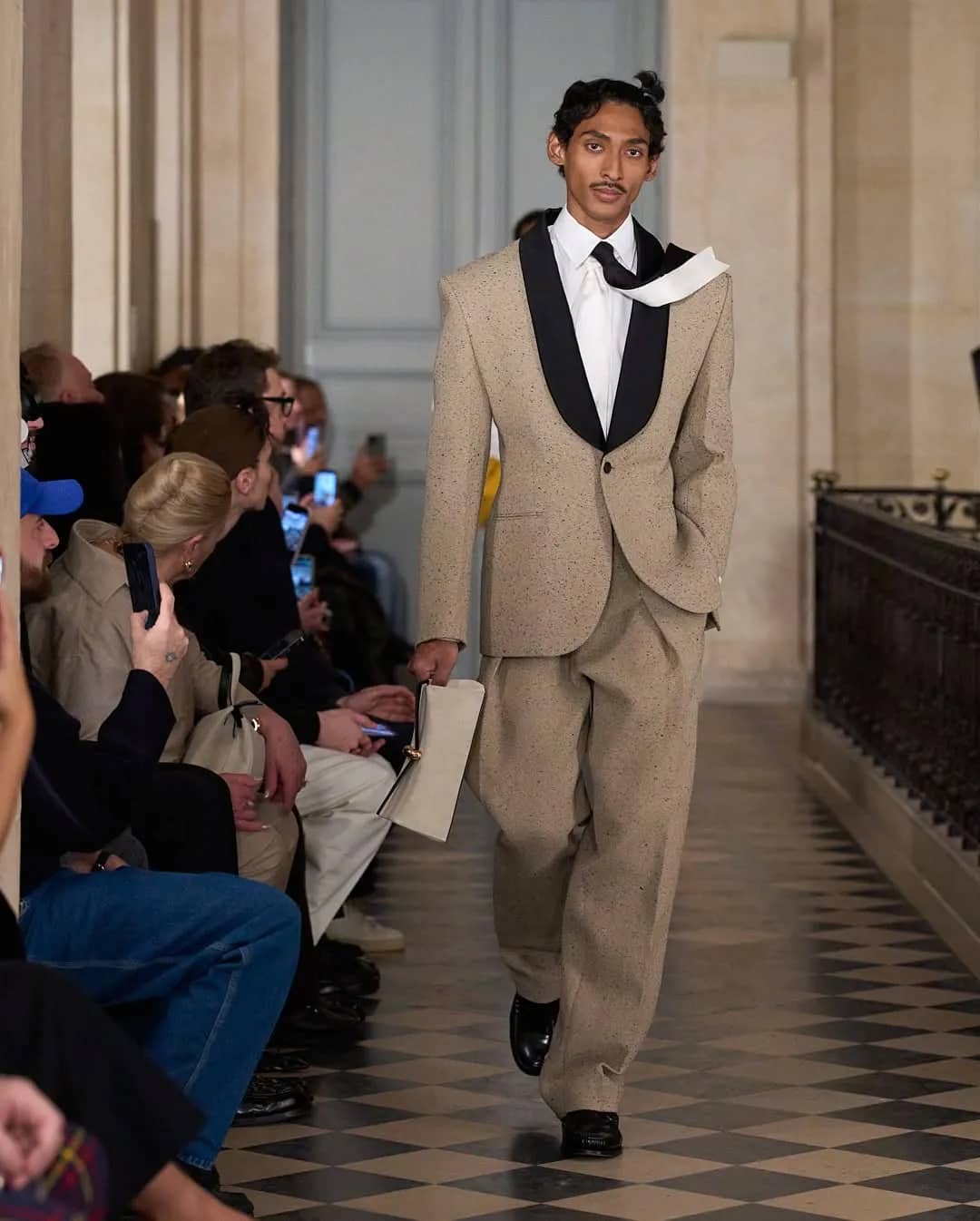 Jacquemus Centers Art-Historical Prestige Through Le Palmier Show Assets - Image 4