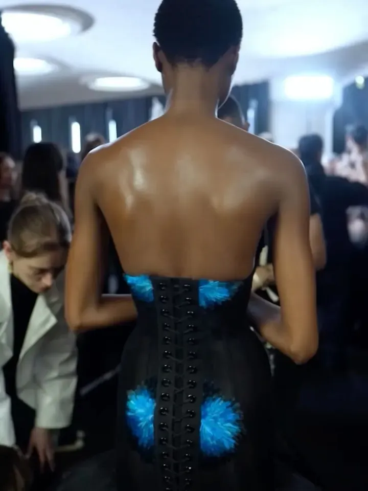 Schiaparelli Spotlights Ateliers Through Zendaya’s 8,000-Hour Blue Couture Look - Image 13