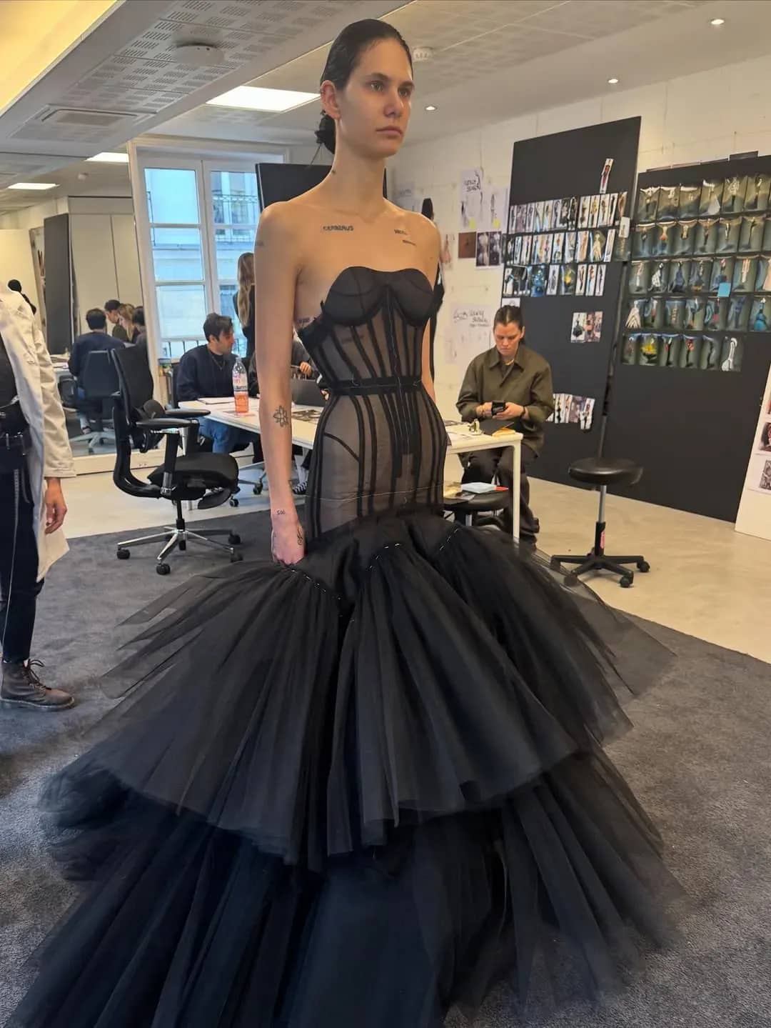 Schiaparelli Spotlights Ateliers Through Zendaya’s 8,000-Hour Blue Couture Look - Image 7