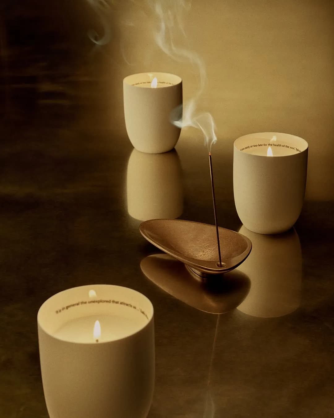 Gifts radiating with warmth.
A well-chosen gesture can both express and induce appreciation. Our sensorial formulations are equally suited to welcoming guests or conveying gratitude to generous hosts.