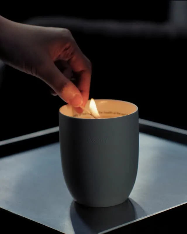 A few tips for burning an Aromatique Candle: Trim the wick between to minimise soot. Use a match just for the feel and sound of it. Allow the wax to melt across the entire surface every time. Pause to note the distinctive aroma. Now, let your mind wander.
Discover the range at the link in our bio.